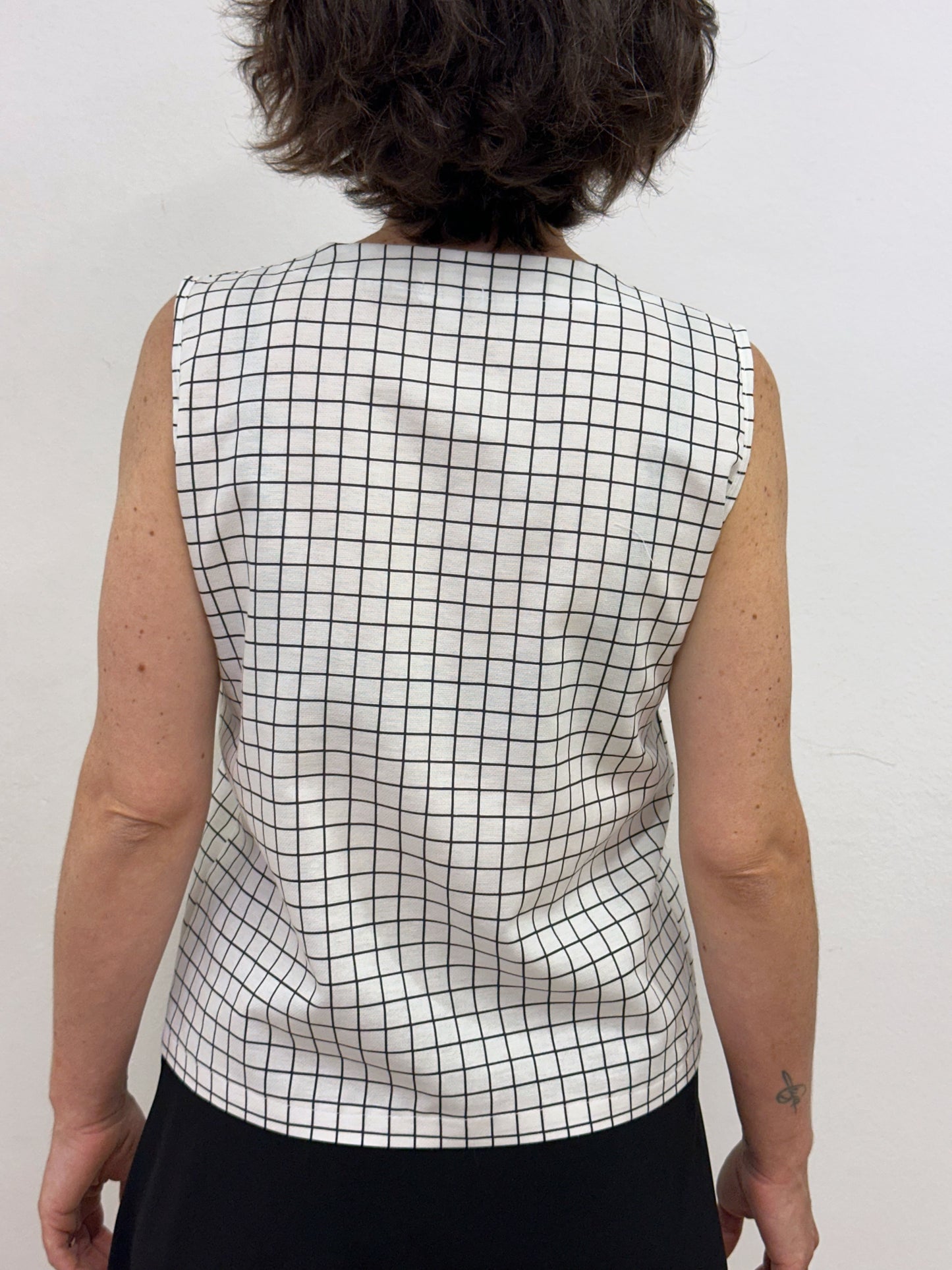Camisa sense mànigues quadres blancs i negres