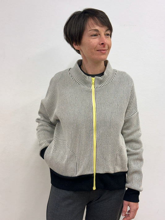 Jaqueta amb ratlles blanc i negre
