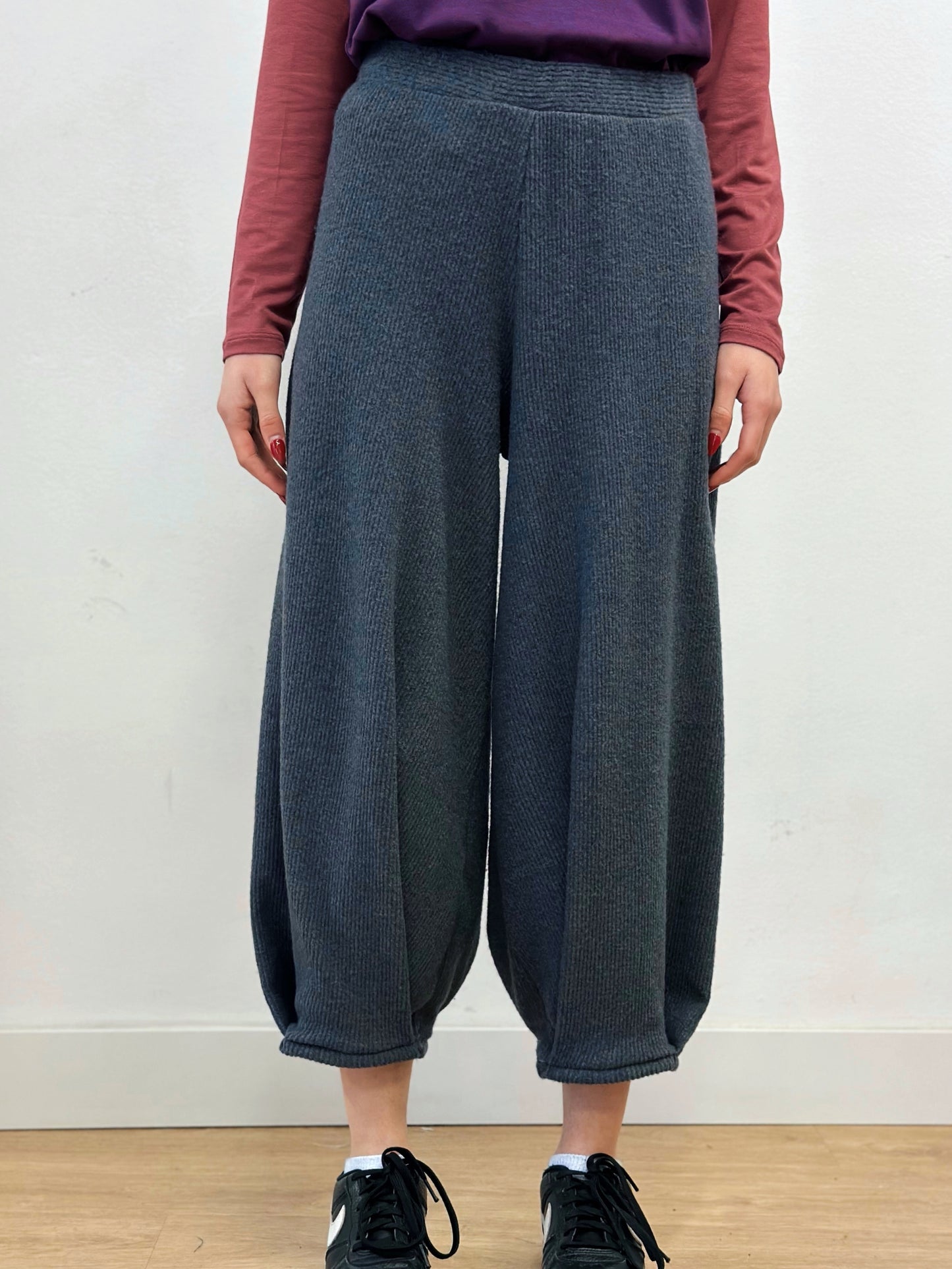Pantalons bombatxos grisos