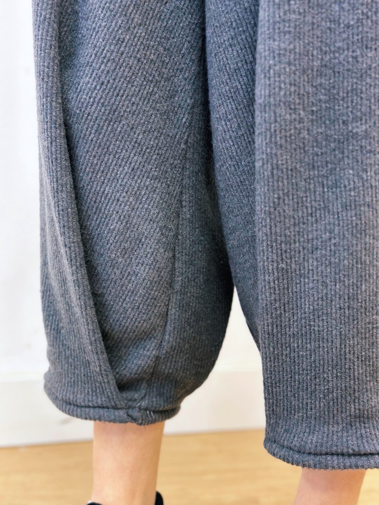 Pantalons bombatxos grisos