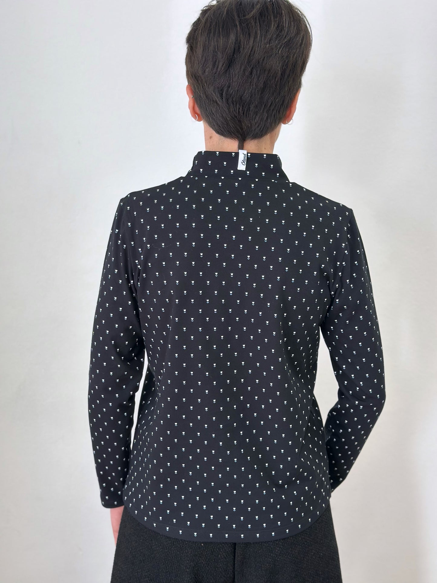 Samarreta negra de flors amb coll alt