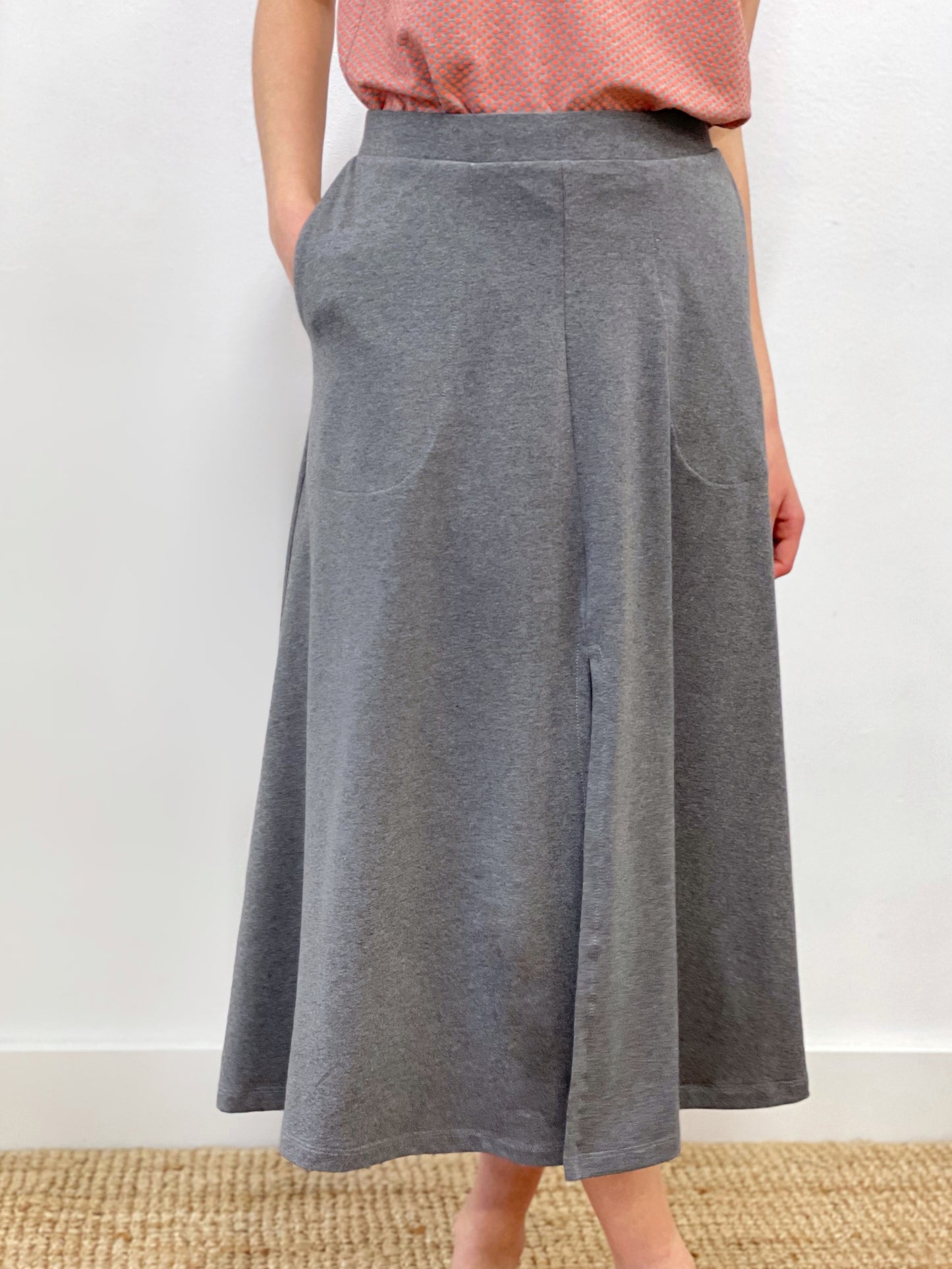 Falda midi gris con bolsillos