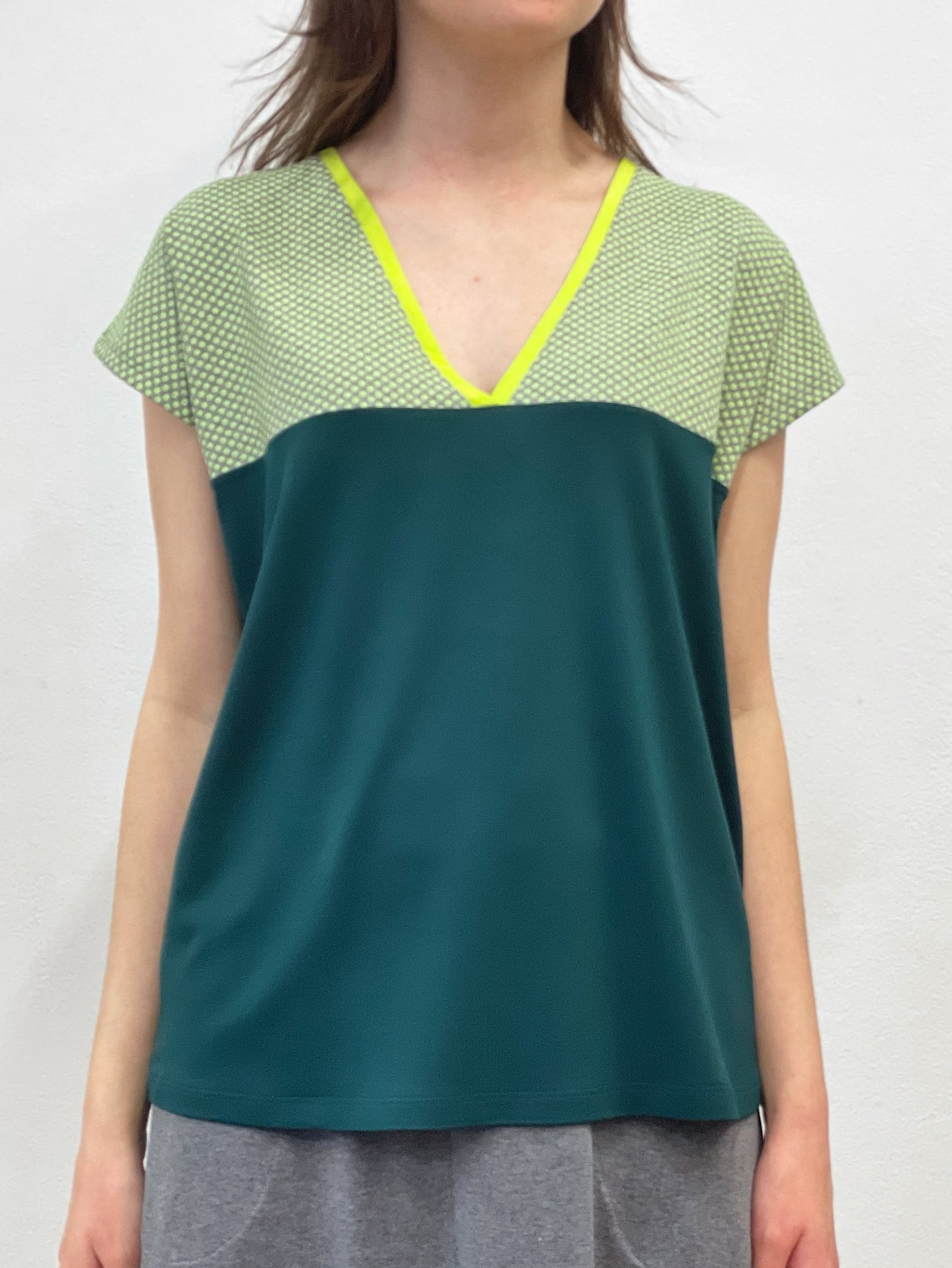 Camiseta con cuello V en tonos verdes