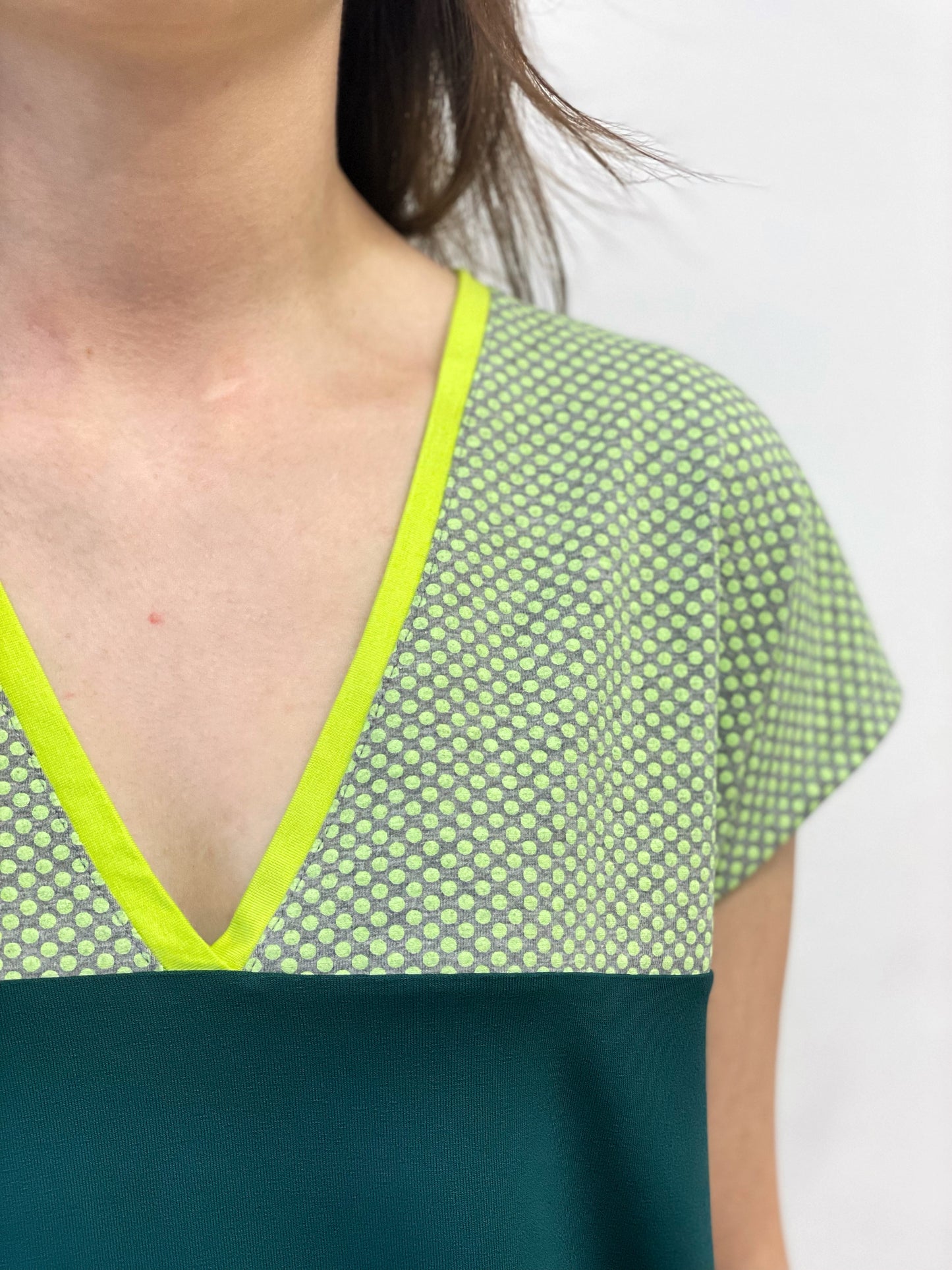 Camiseta con cuello V en tonos verdes
