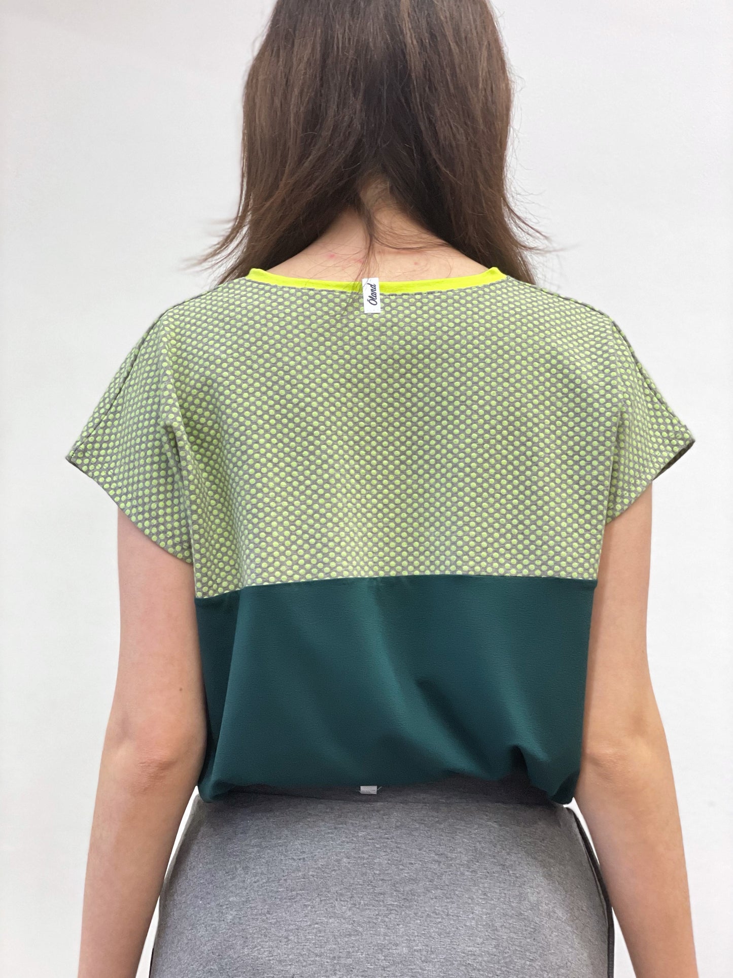 Camiseta con cuello V en tonos verdes