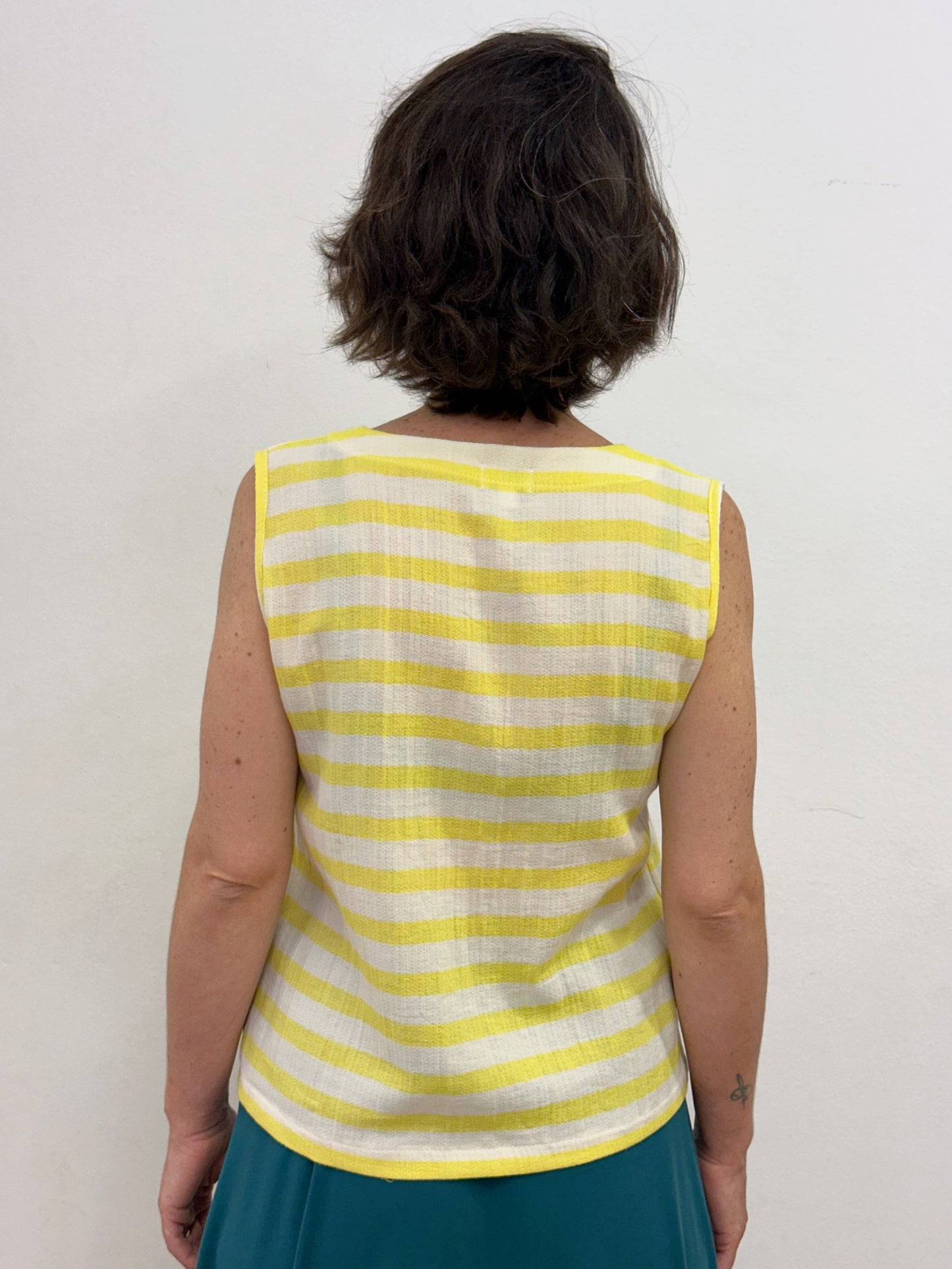 Camisa sense mànigues ratlles grogues