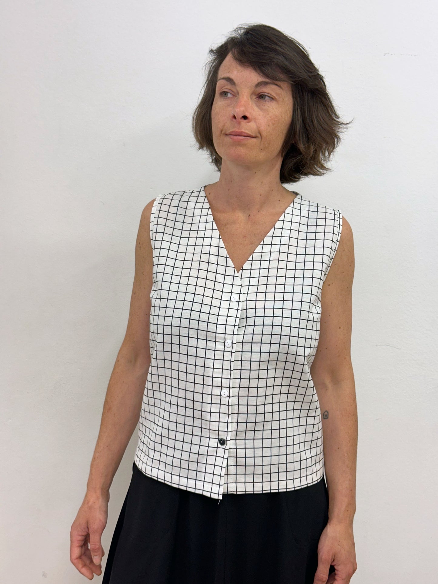 Camisa sense mànigues quadres blancs i negres