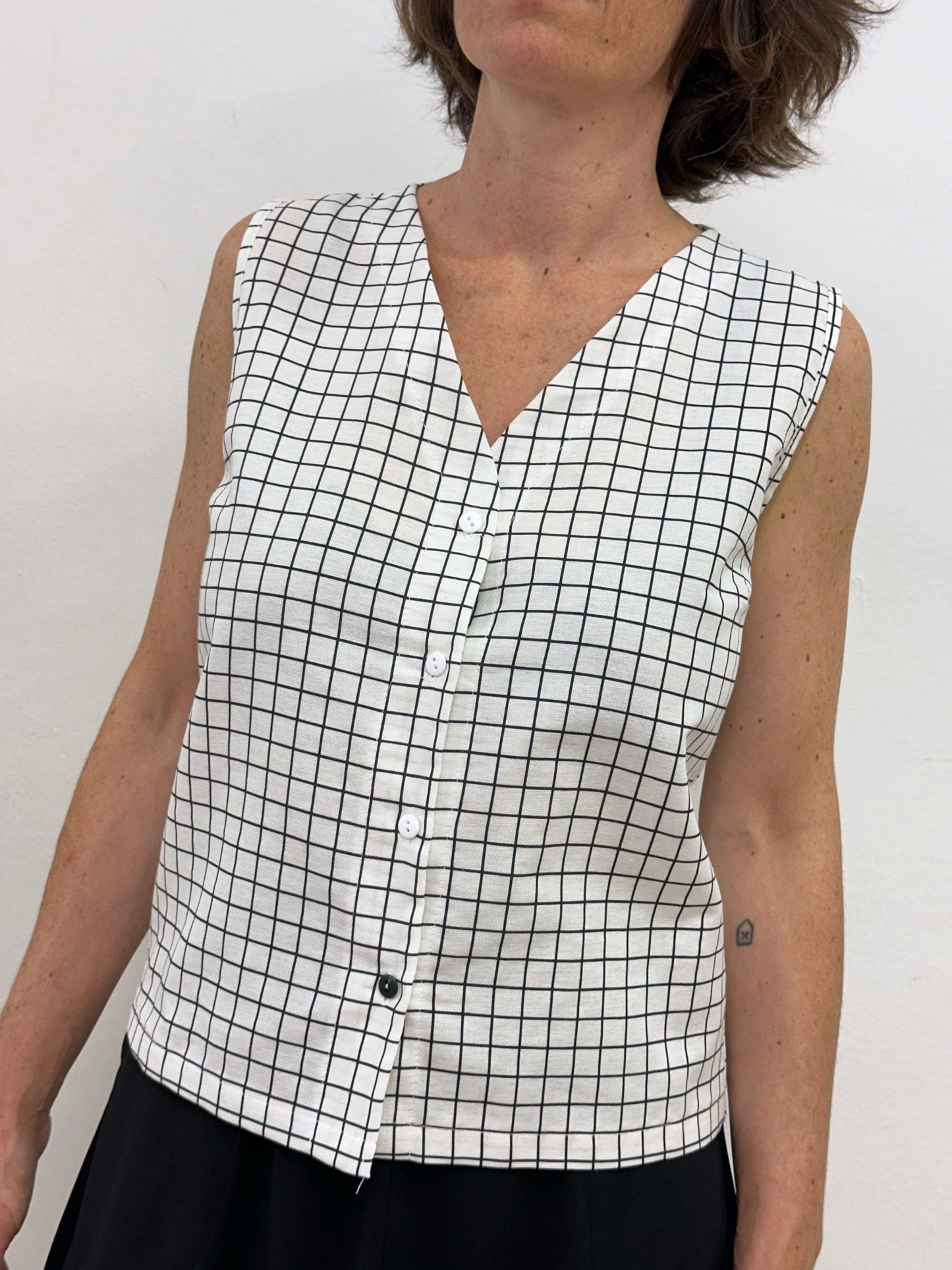 Camisa sense mànigues quadres blancs i negres