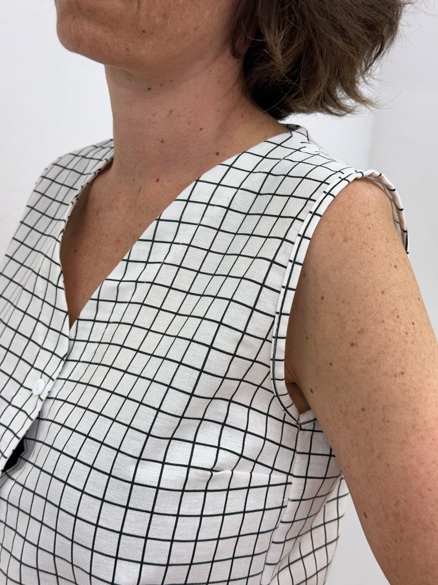 Camisa sense mànigues quadres blancs i negres