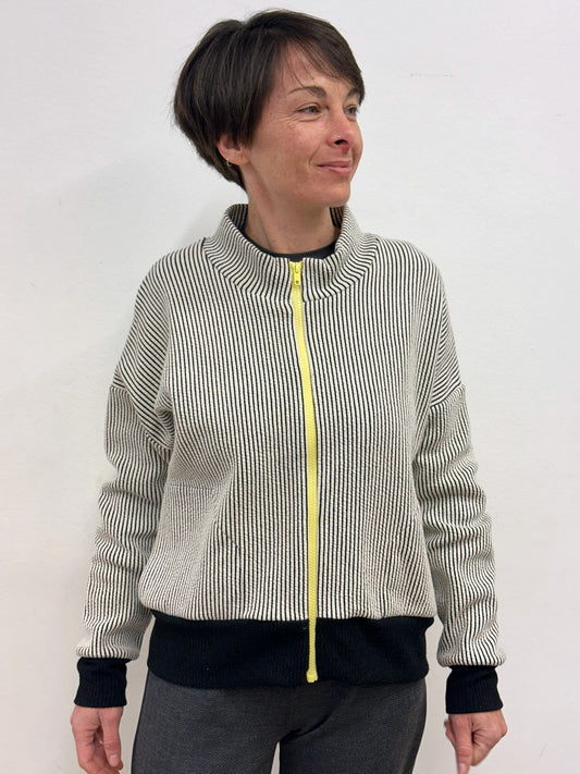 Jaqueta amb ratlles blanc i negre