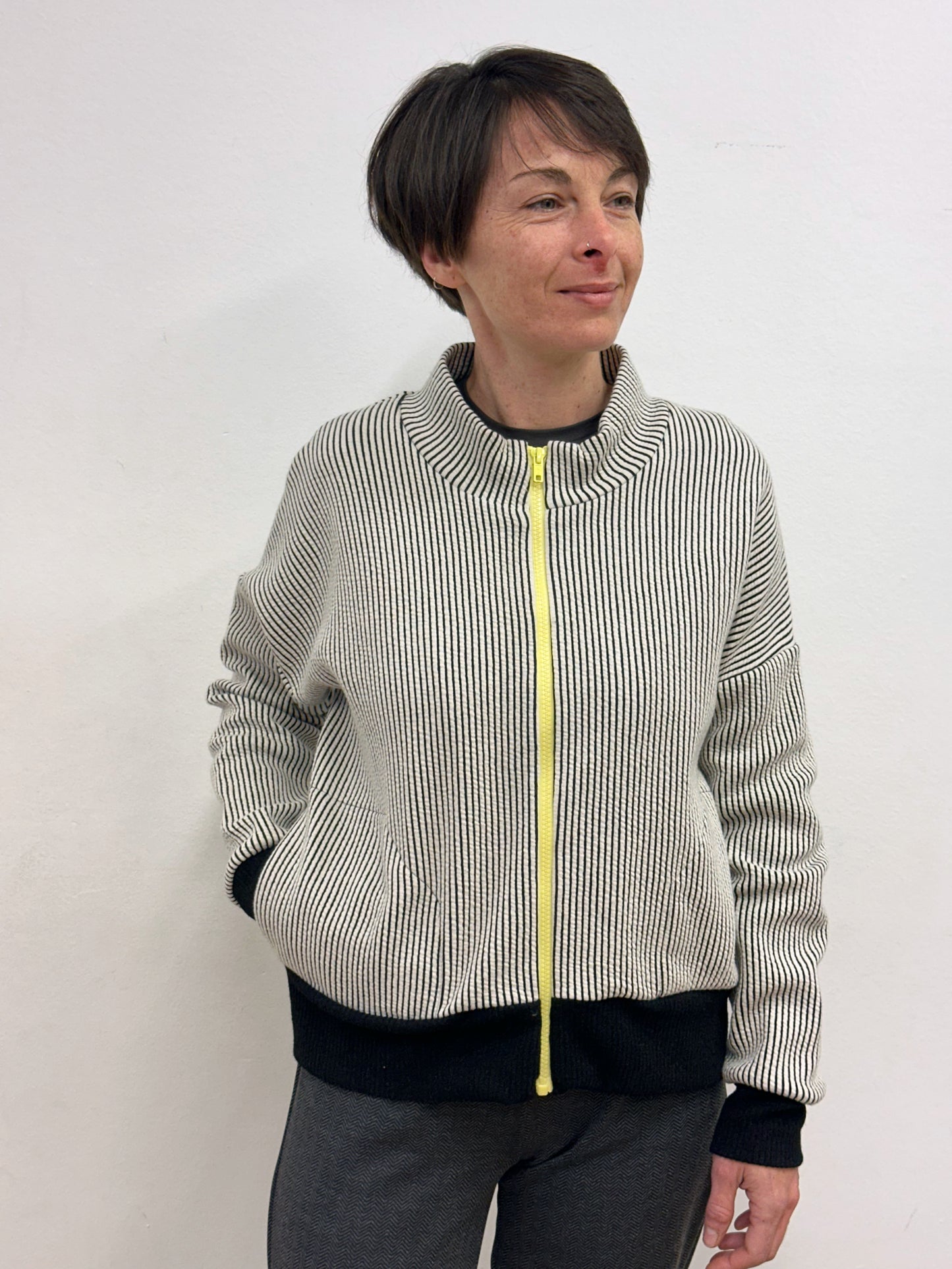 Jaqueta amb ratlles blanc i negre