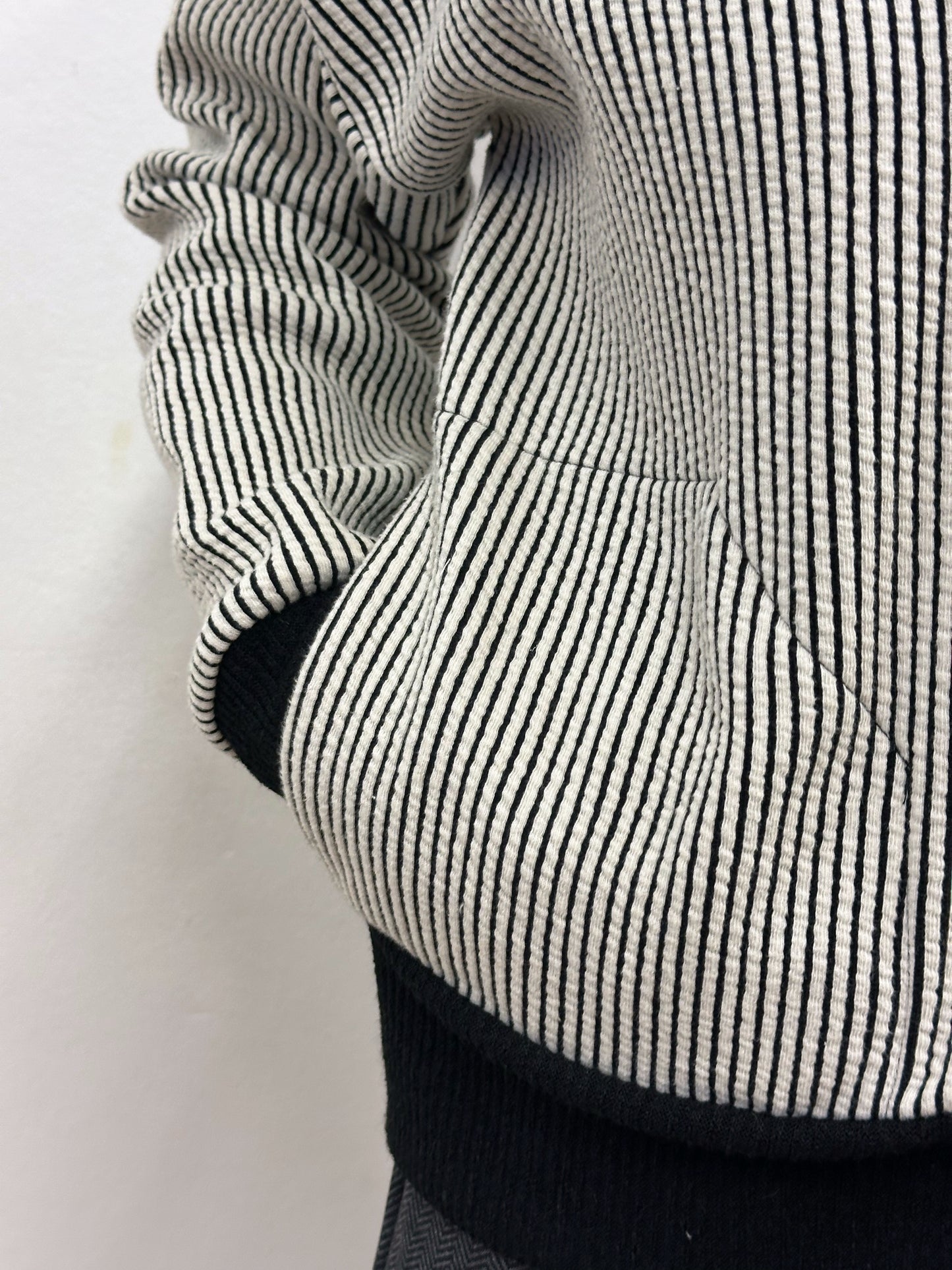 Jaqueta amb ratlles blanc i negre