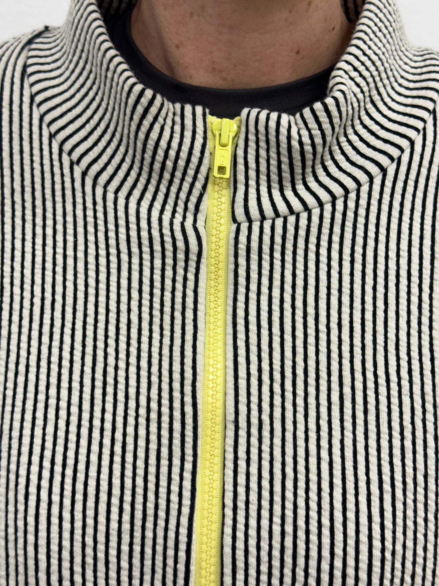 Jaqueta amb ratlles blanc i negre