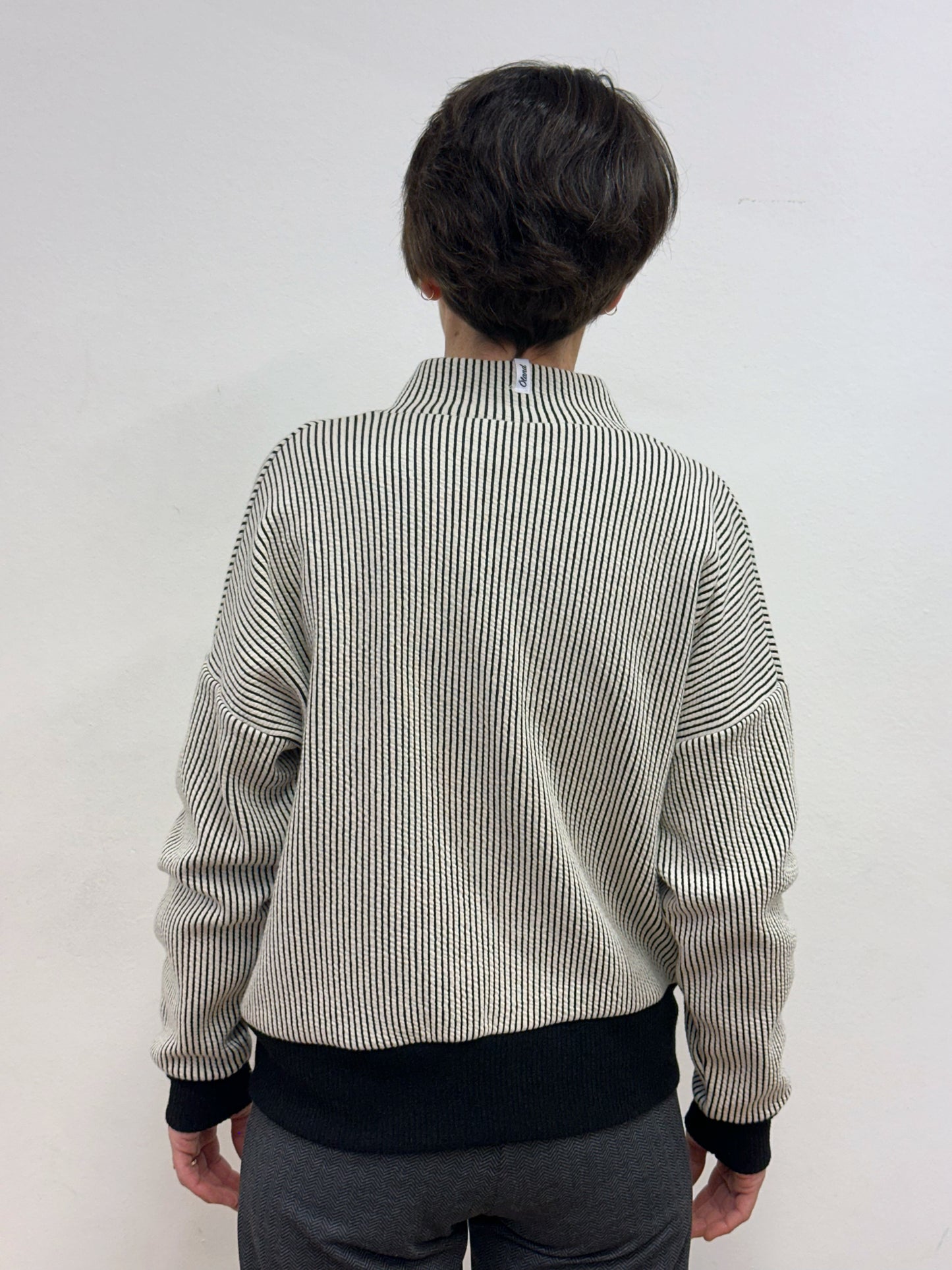 Jaqueta amb ratlles blanc i negre