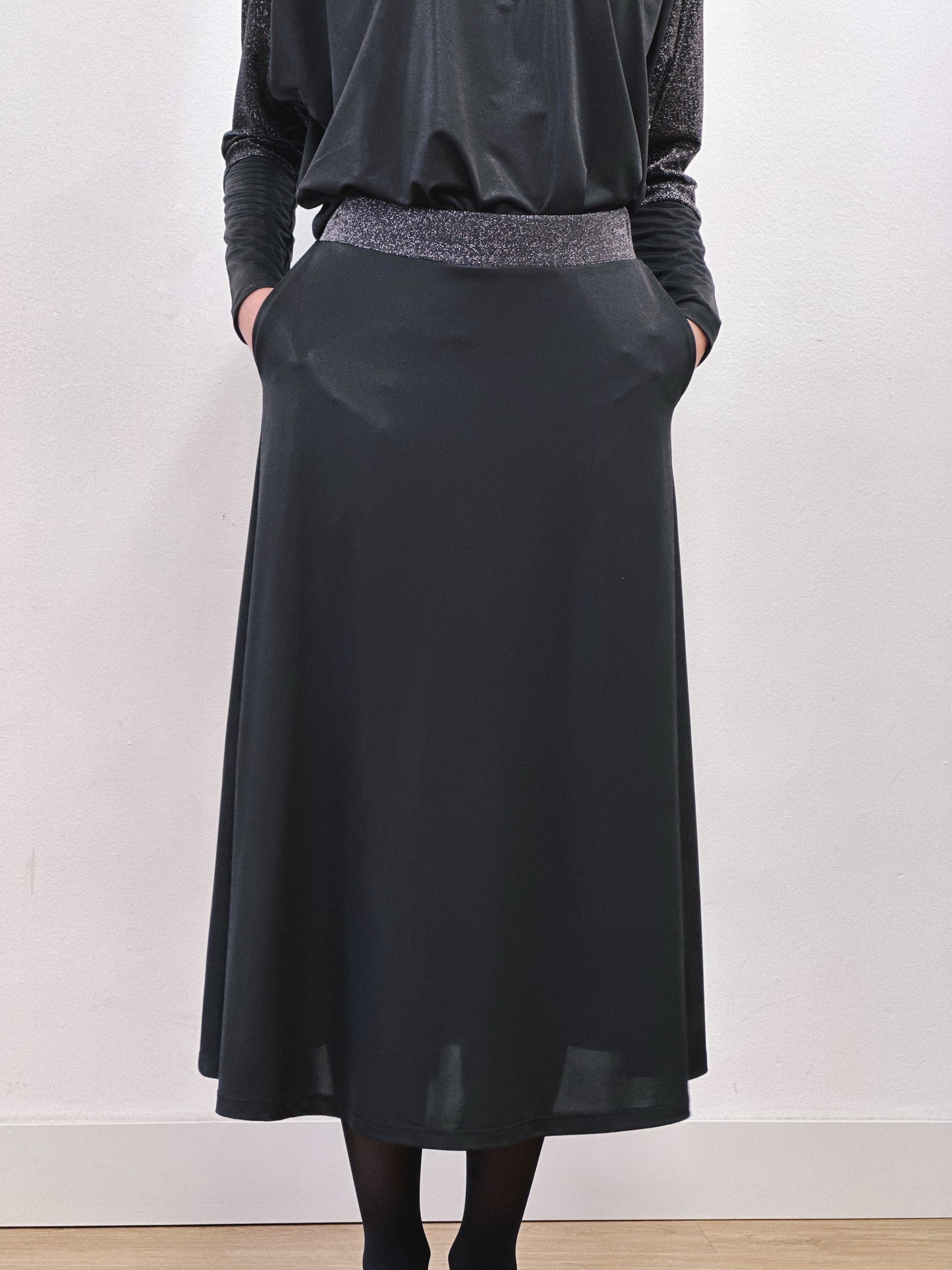 Falda midi negra con cinturilla brilli