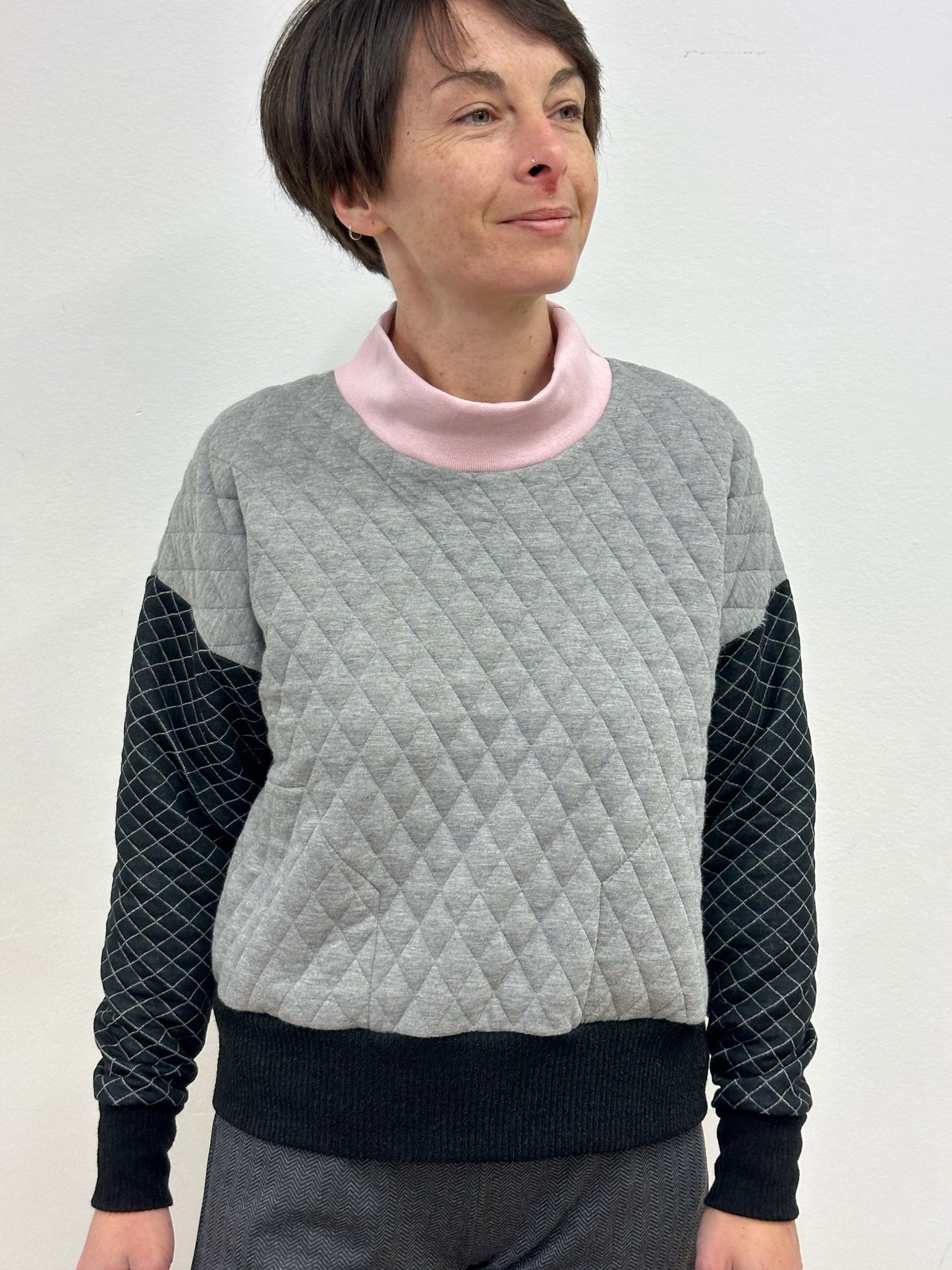 Jersei acolxat gris, negre i rosa