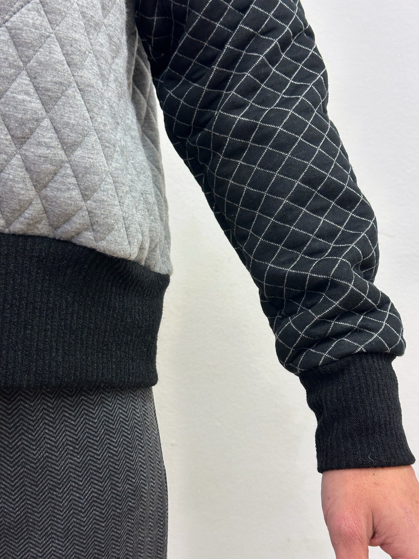 Jersei acolxat gris, negre i rosa