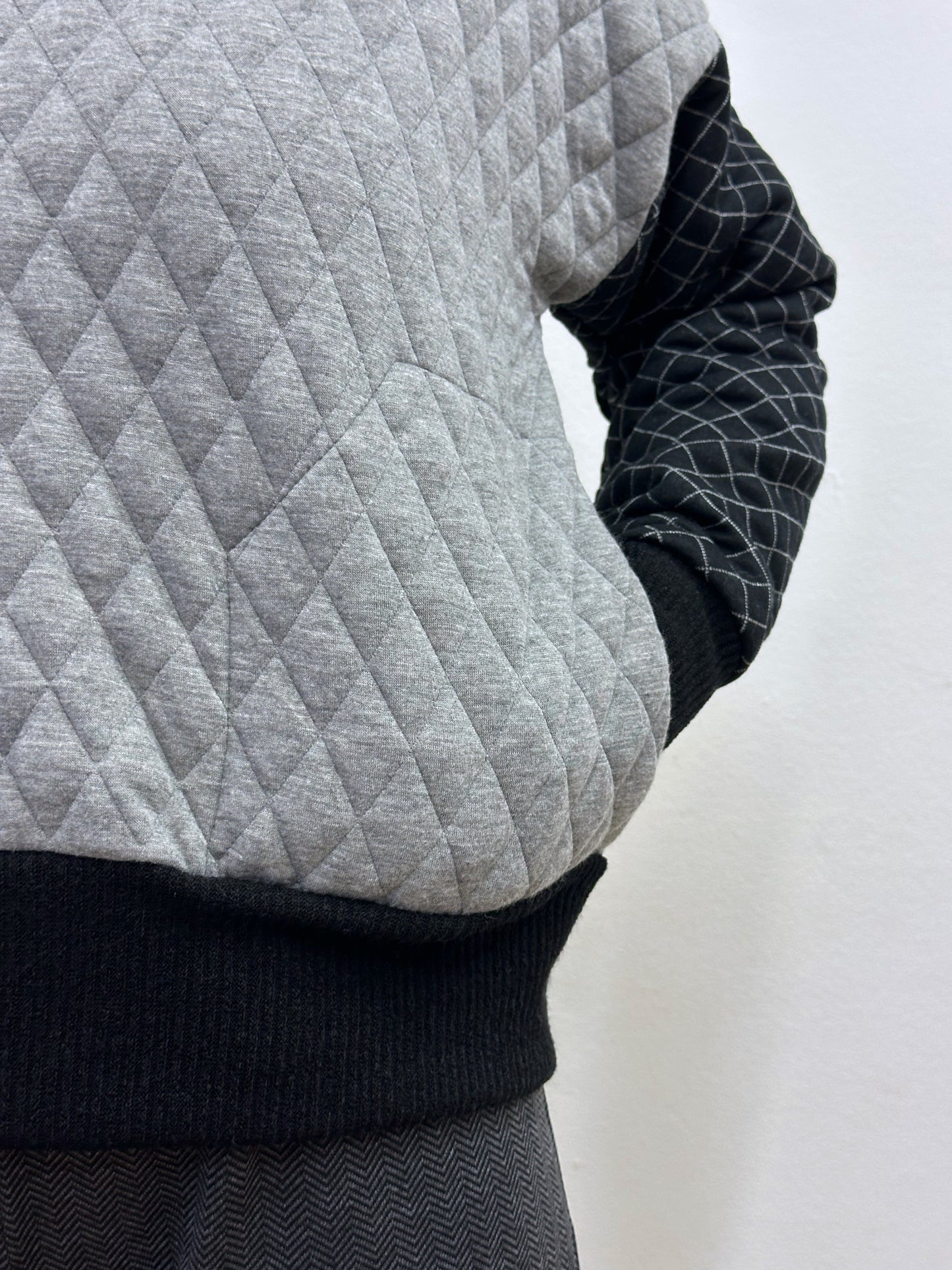 Jersei acolxat gris, negre i rosa