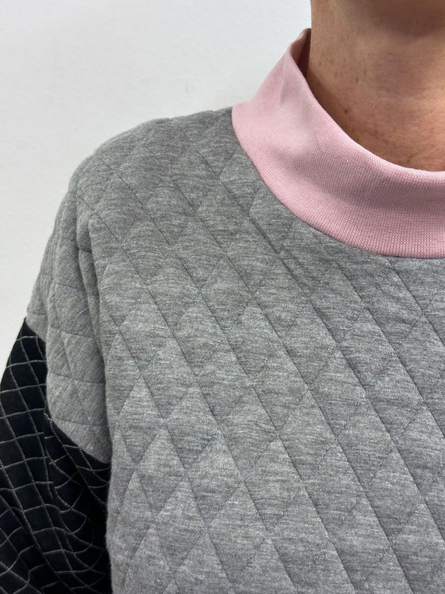 Jersei acolxat gris, negre i rosa