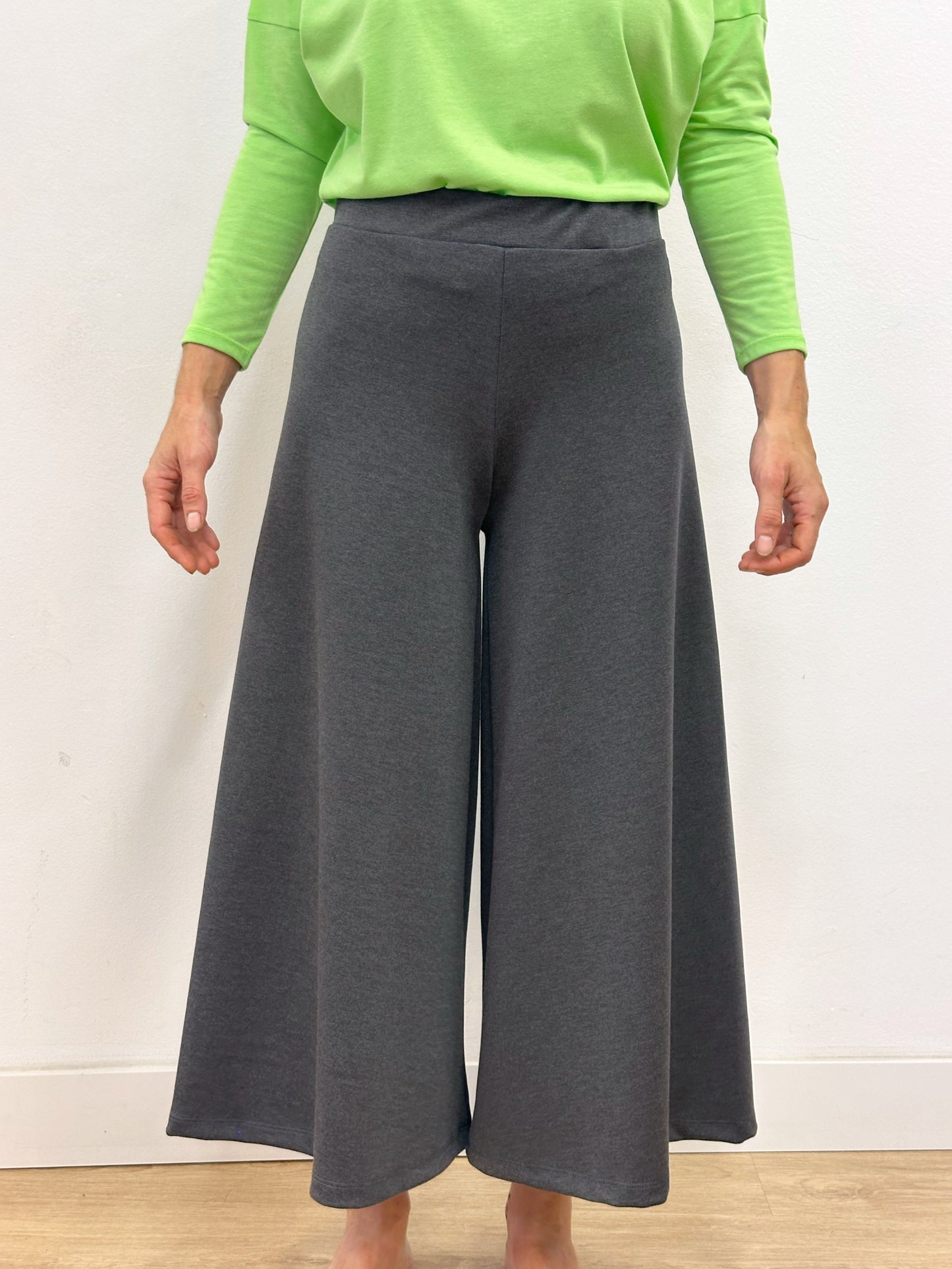 Pantalons amples grisos