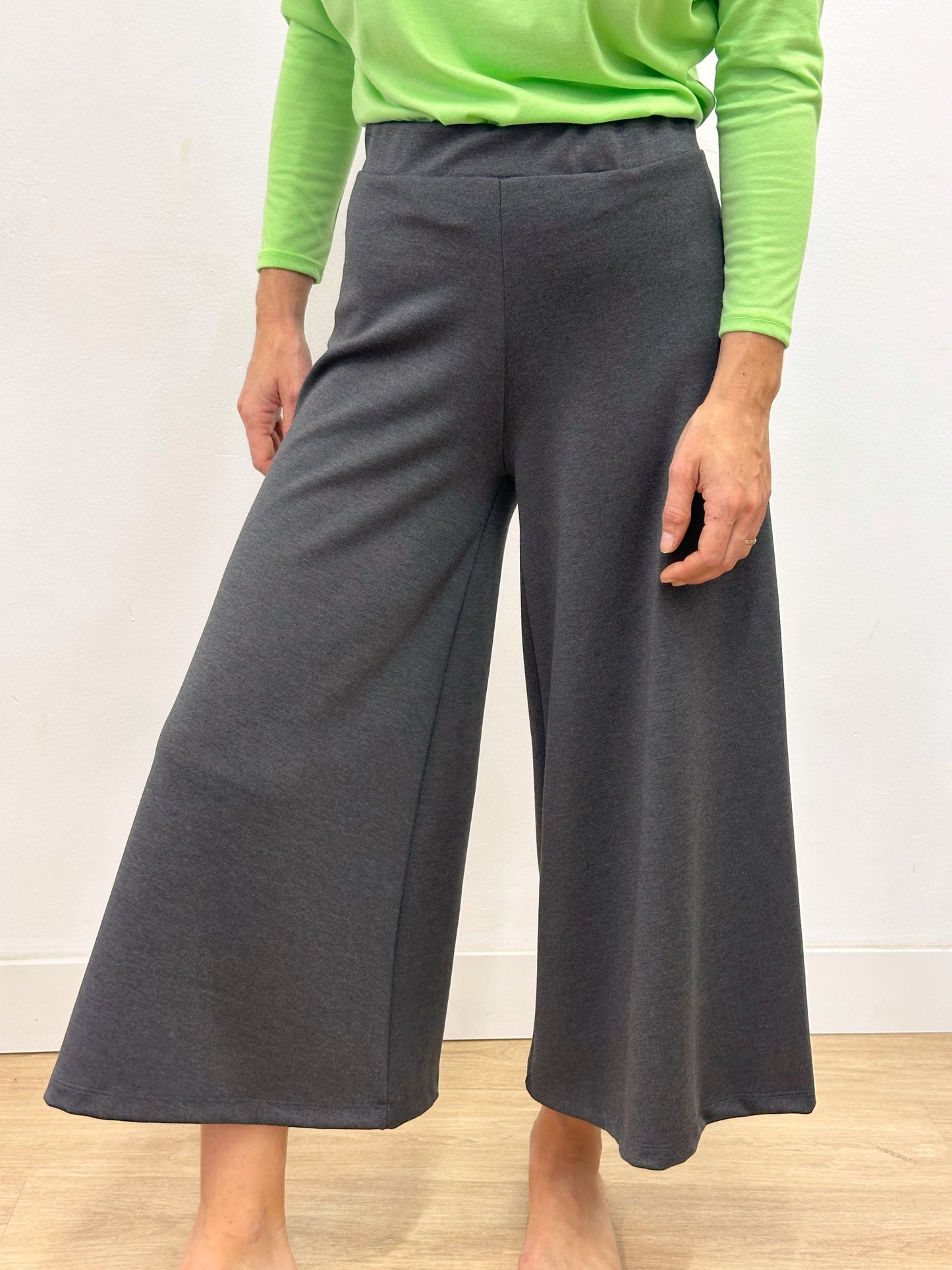 Pantalons amples grisos