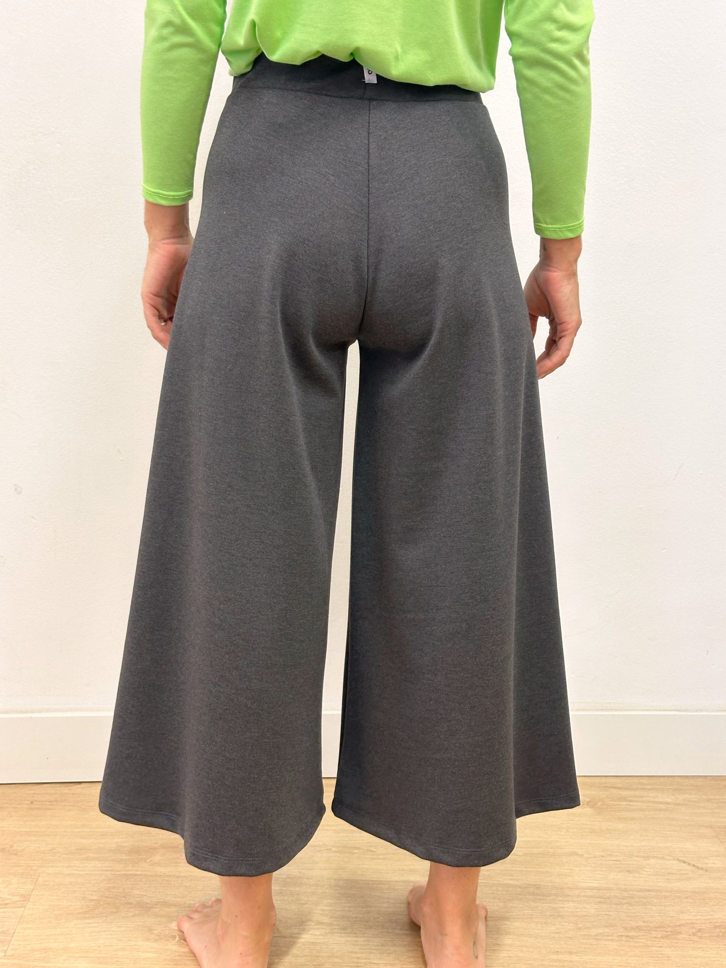 Pantalons amples grisos