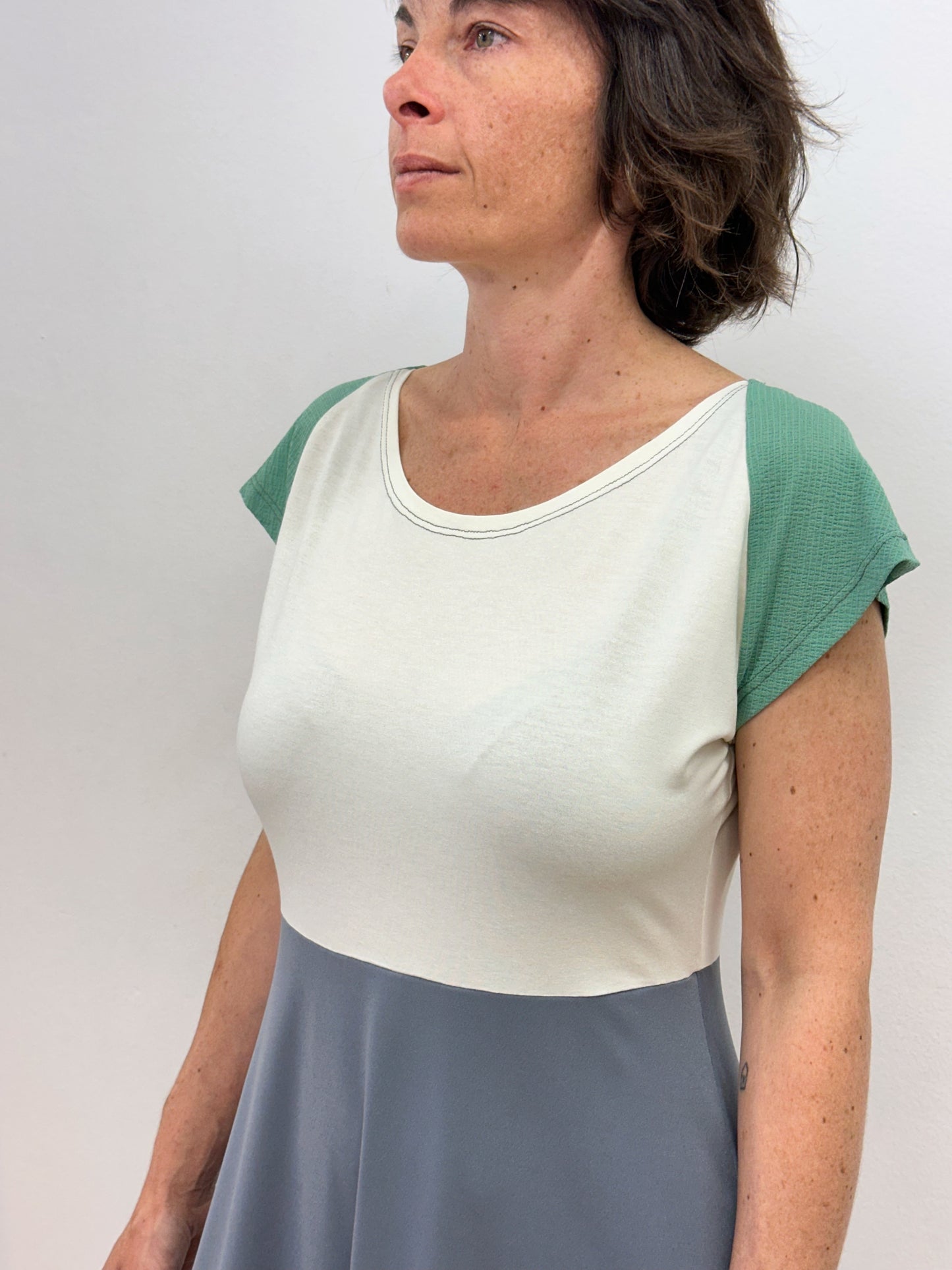 Vestit BAT blanc, gris i verd