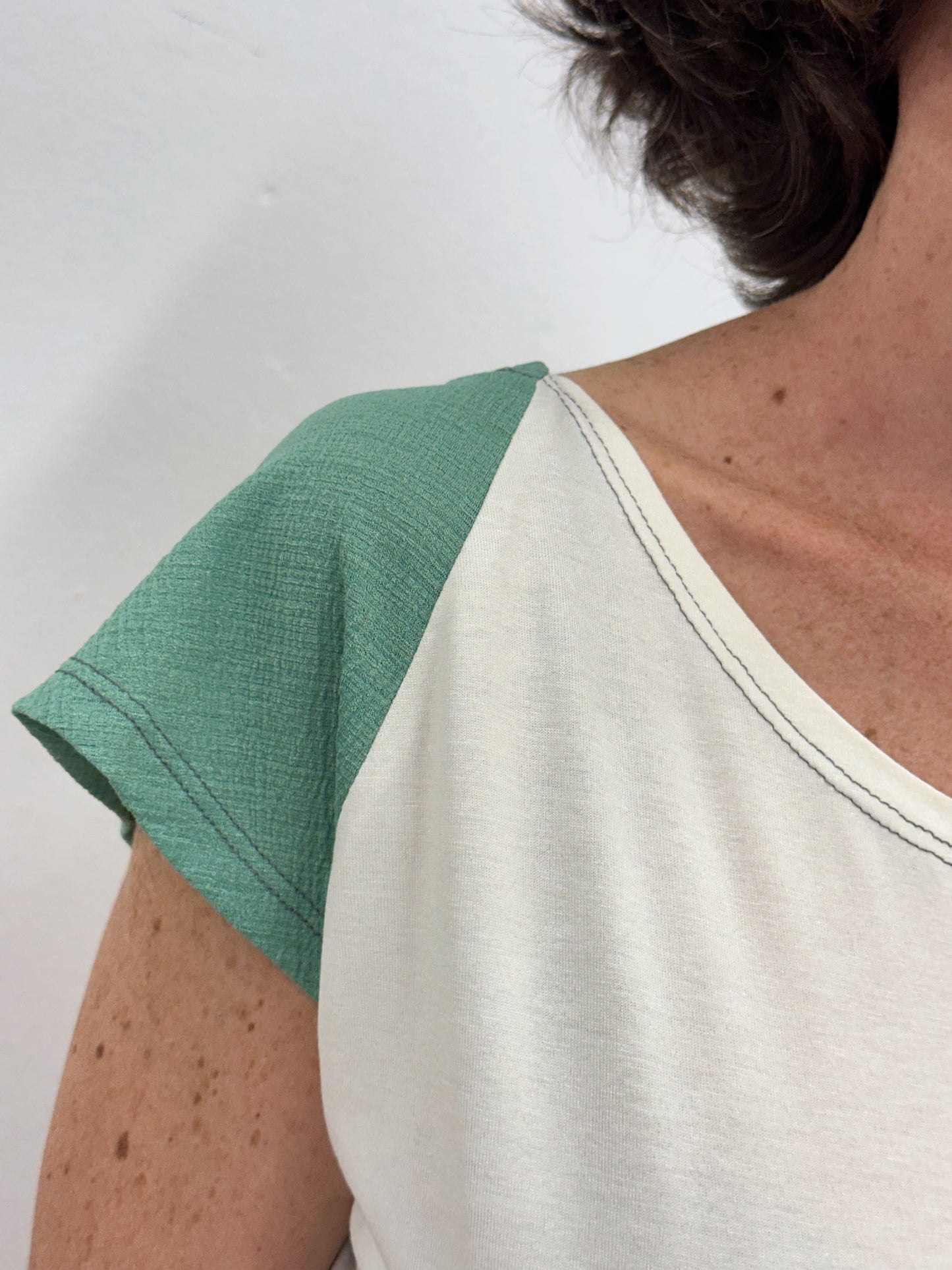 Vestit BAT blanc, gris i verd