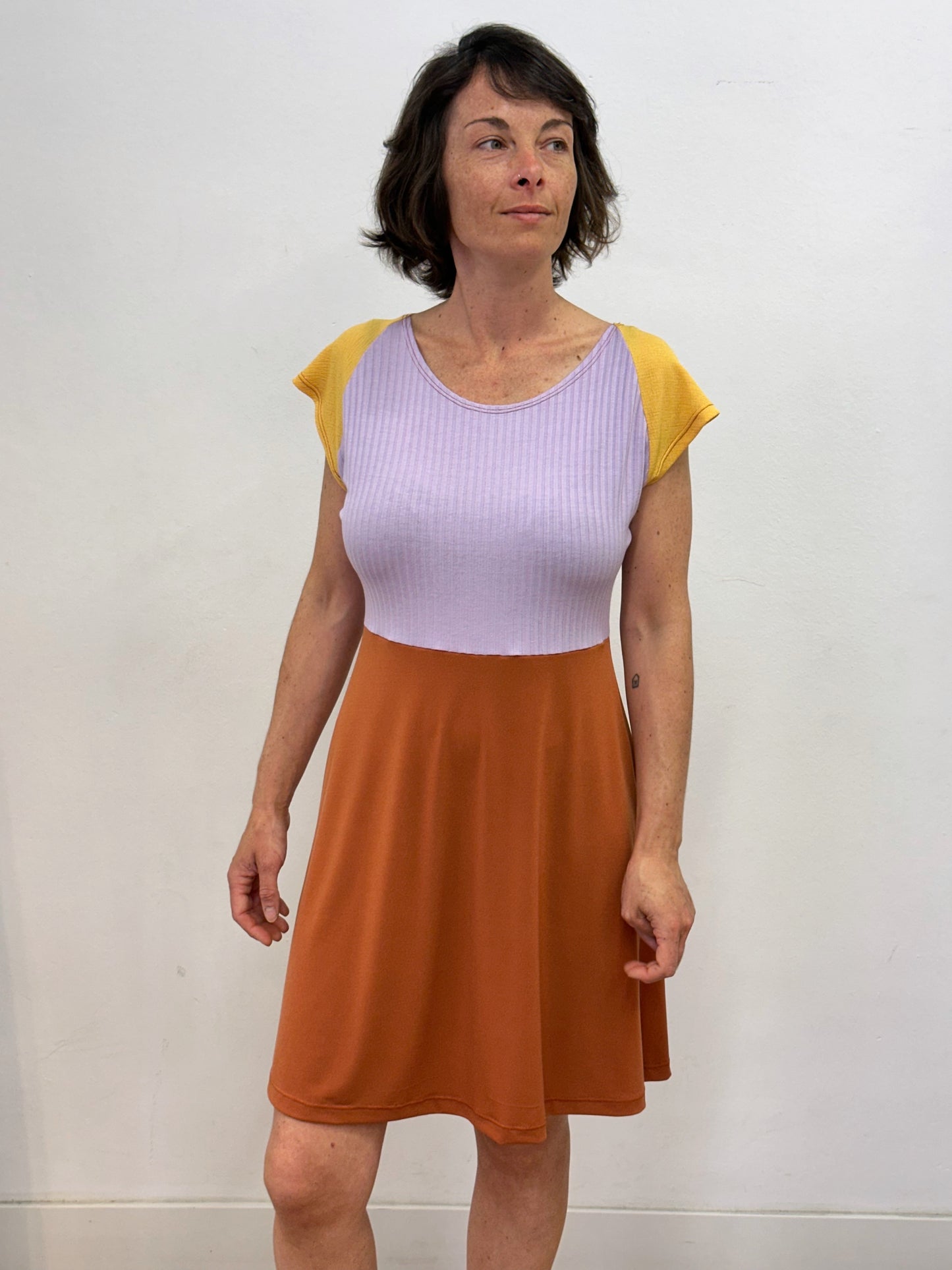 Vestit BAT lila, marró i groc