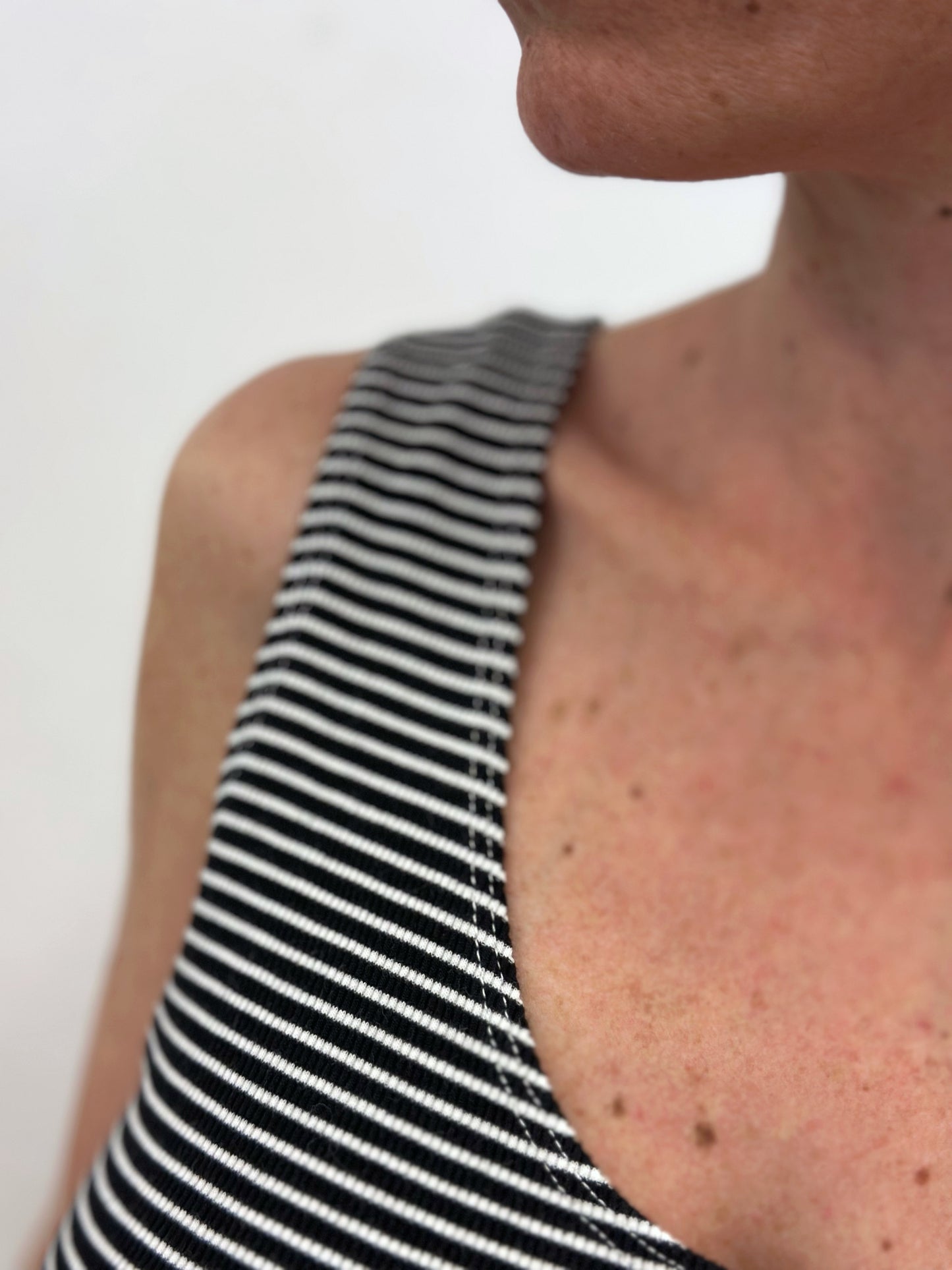 Vestit de tirants blanc i negre