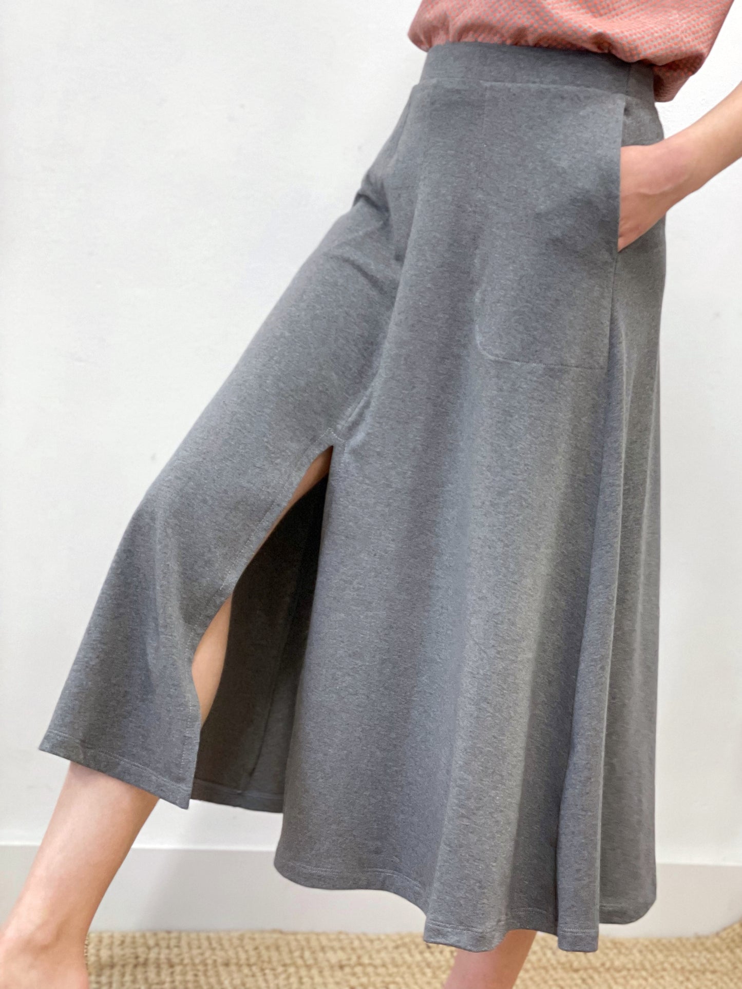 Falda midi gris con bolsillos